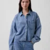 Ultrazacht denim oversized overhemd met rechte zoom en cropped lengte