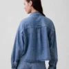 Ultrazacht denim oversized overhemd met rechte zoom en cropped lengte