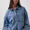 Ultrazacht denim oversized overhemd met rechte zoom en cropped lengte