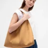 Vegan suède slouchy draagtas