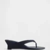 Veganistische leren sandalen met sleehak en teenslipper