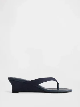 Veganistische leren sandalen met sleehak en teenslipper
