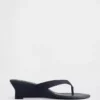 Veganistische leren sandalen met sleehak en teenslipper