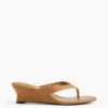 Veganistische leren sandalen met sleehak en teenslipper