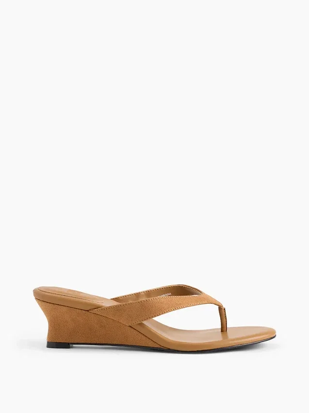 Veganistische leren sandalen met sleehak en teenslipper