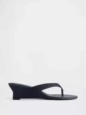 Veganistische leren sandalen met sleehak en teenslipper