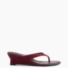 Veganistische leren sandalen met sleehak en teenslipper