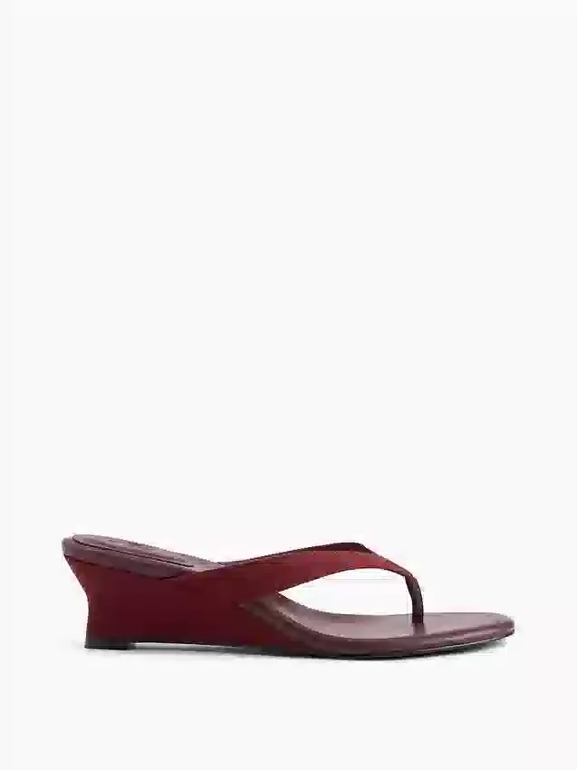 Veganistische leren sandalen met sleehak en teenslipper