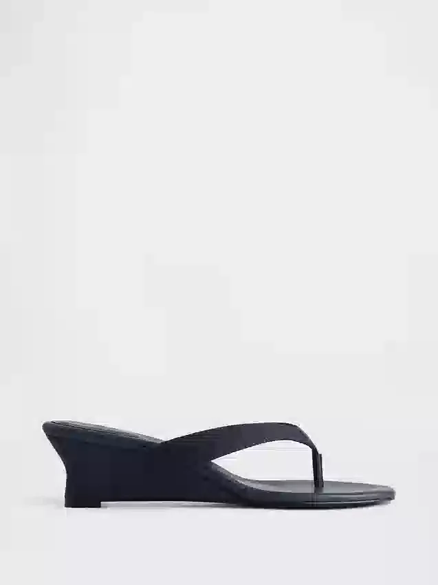 Veganistische leren sandalen met sleehak en teenslipper