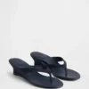Veganistische leren sandalen met sleehak en teenslipper