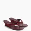 Veganistische leren sandalen met sleehak en teenslipper