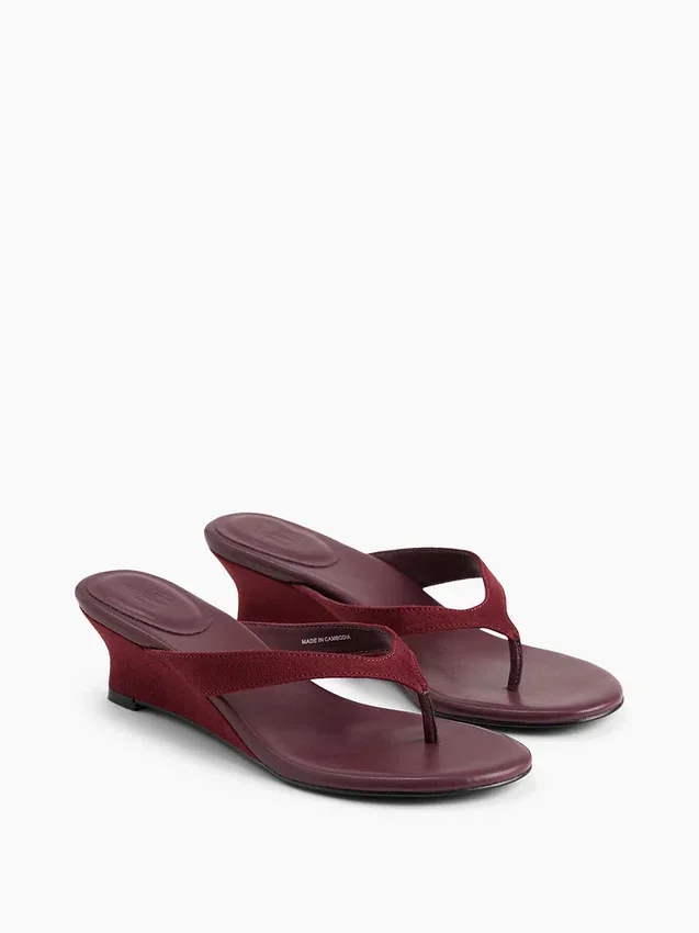 Veganistische leren sandalen met sleehak en teenslipper