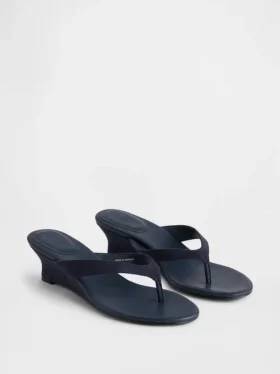 Veganistische leren sandalen met sleehak en teenslipper