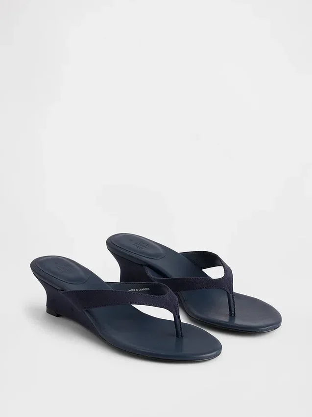 Veganistische leren sandalen met sleehak en teenslipper