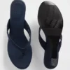 Veganistische leren sandalen met sleehak en teenslipper