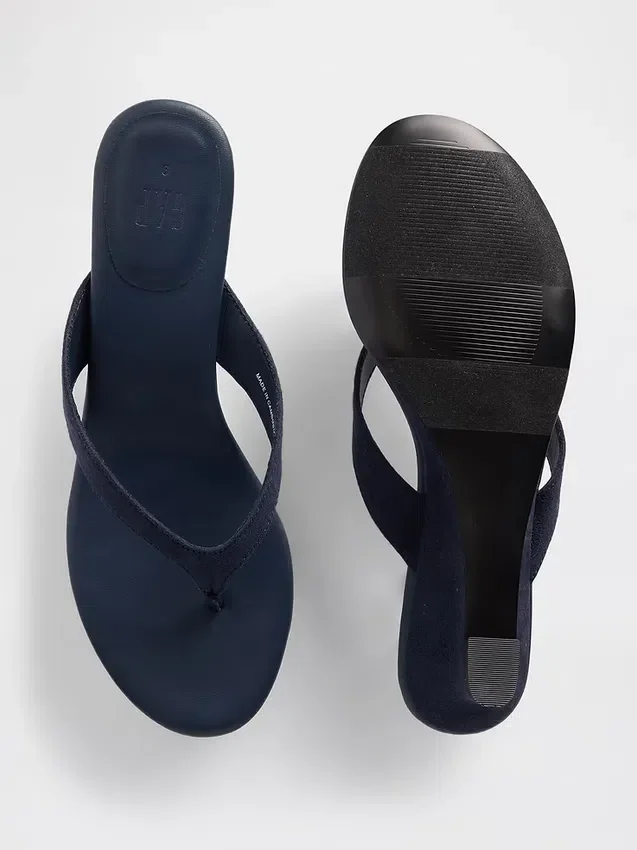 Veganistische leren sandalen met sleehak en teenslipper