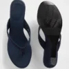 Veganistische leren sandalen met sleehak en teenslipper