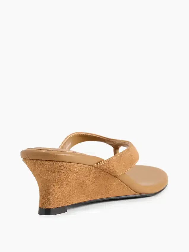 Veganistische leren sandalen met sleehak en teenslipper