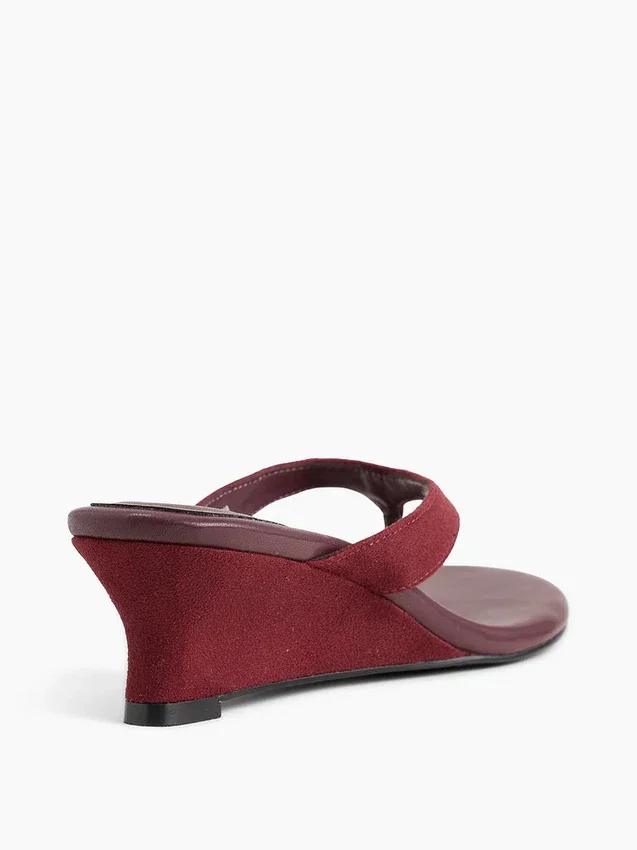 Veganistische leren sandalen met sleehak en teenslipper