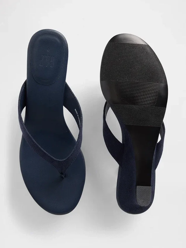Veganistische leren sandalen met sleehak en teenslipper