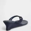 Veganistische leren sandalen met sleehak en teenslipper