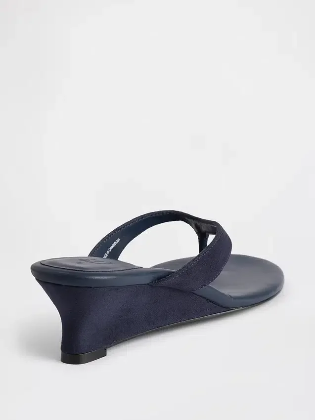 Veganistische leren sandalen met sleehak en teenslipper