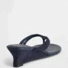 Veganistische leren sandalen met sleehak en teenslipper