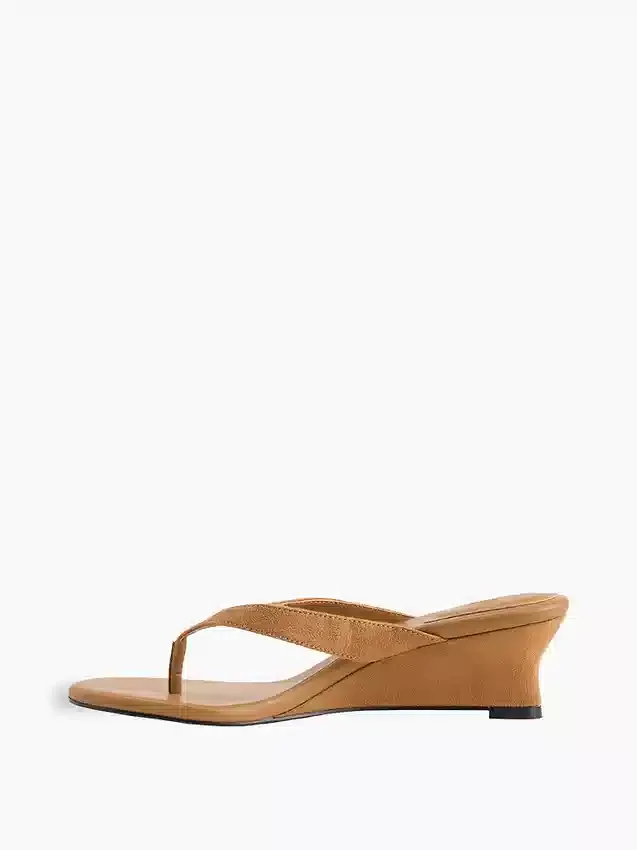 Veganistische leren sandalen met sleehak en teenslipper