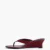 Veganistische leren sandalen met sleehak en teenslipper