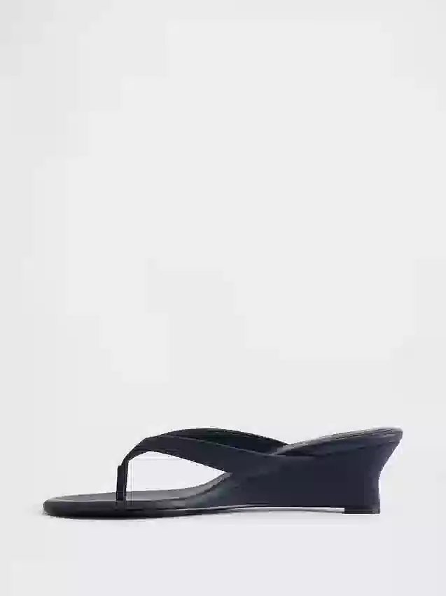 Veganistische leren sandalen met sleehak en teenslipper
