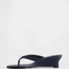 Veganistische leren sandalen met sleehak en teenslipper