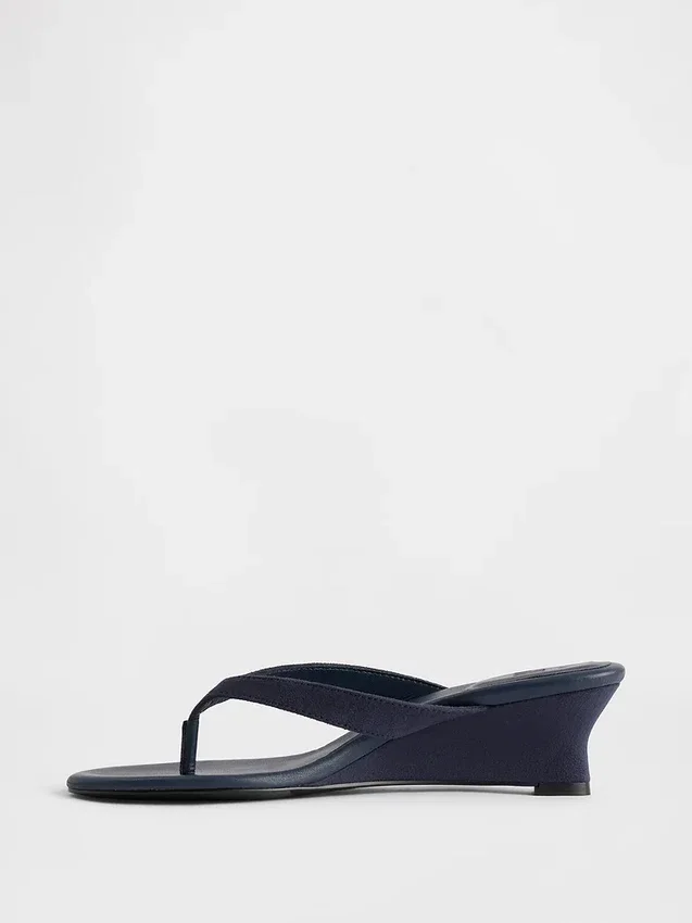 Veganistische leren sandalen met sleehak en teenslipper