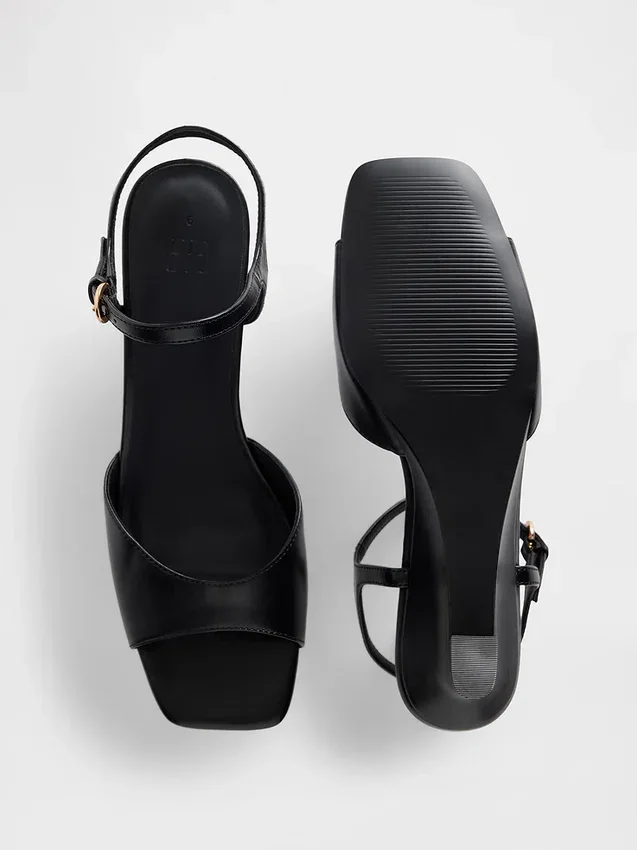 Veganistische sandalen met sleehak